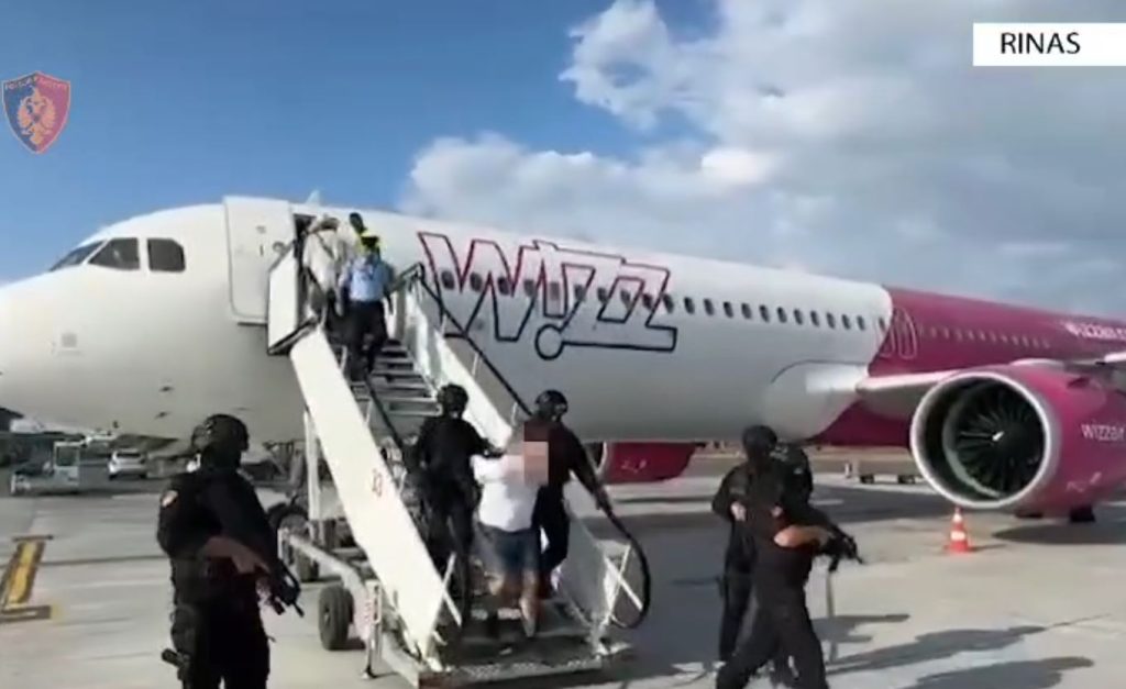 VIDEO/ Ekstradohet nga Abu Dhabi në Rinas i shumëkërkuari me tre emra. Me duart në pranga, i rrethuar nga policia rinas