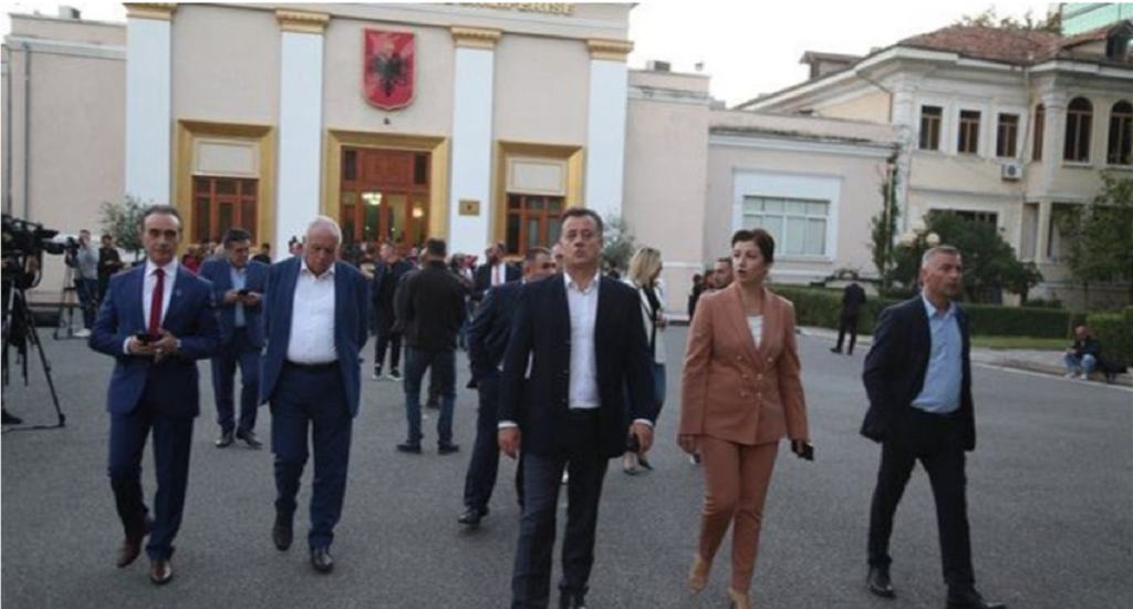 Opinion/ Cili është objektivi i 7 tetorit të Berishës? 0011 3
