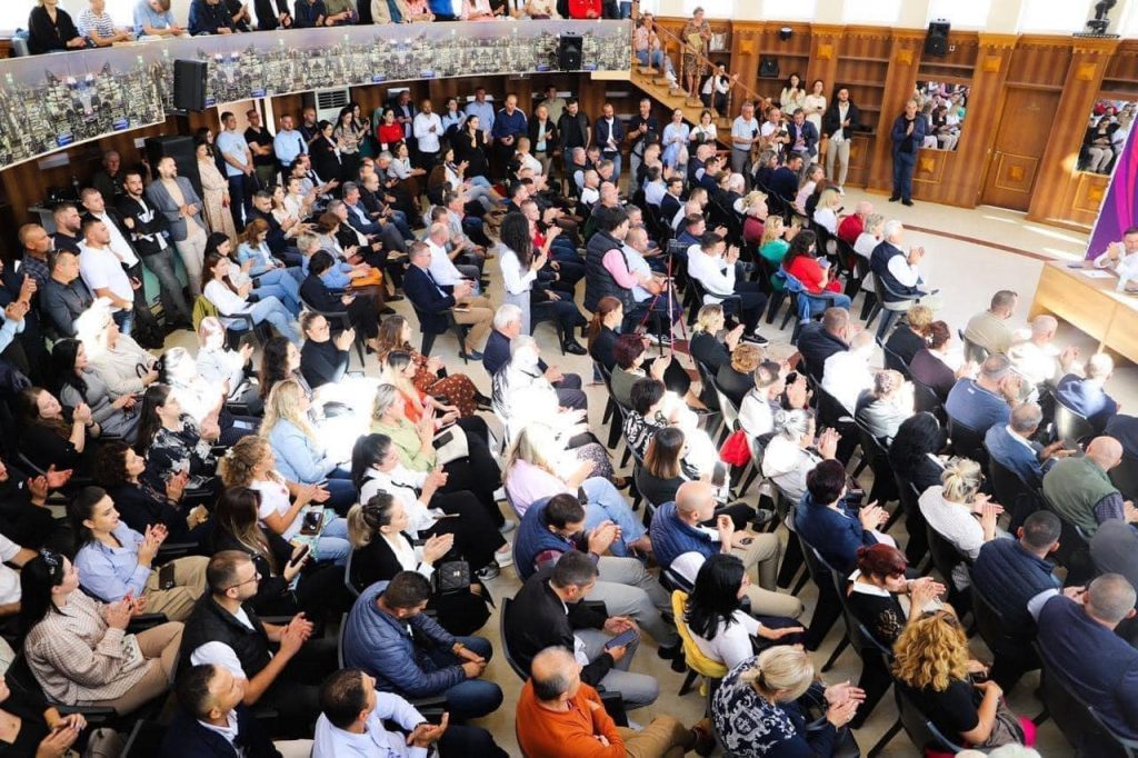 FOTO/ Drejtuesit politikë takime në çdo qark të vendit, Rama: Nis ndërtimi i rrugës së PS për “Shqipërinë 2030” 5 461078998 1083058176523176 5183252634755096811 n