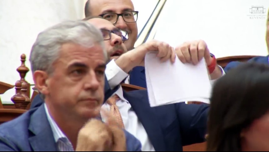 VIDEO/ Nis Kuvendi, Gazment Bardhi gris letrën e presidentit Begaj. Grupi kundër Sali Berishës çohen në fund të sallës 66d5d5d0c21ffbardi1