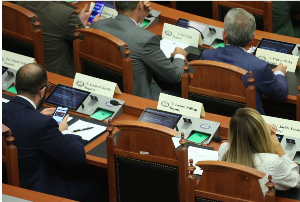 Bardhi i sposton karrigen Bashës në Kuvend Basha3