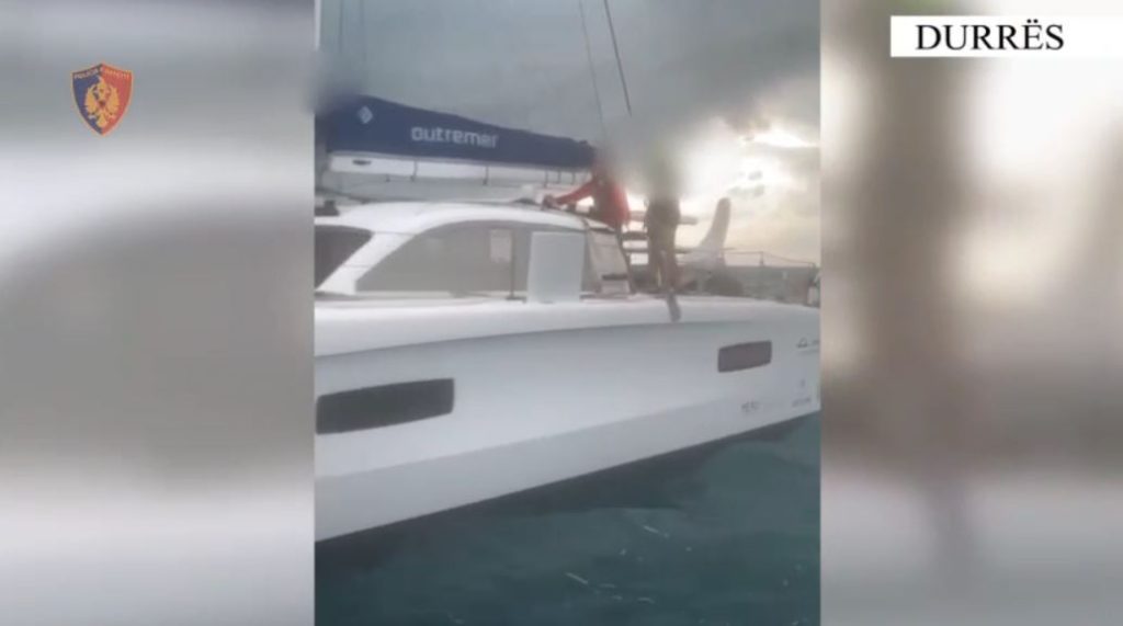 Mjeti lundrues iu pësoi defekt dhe rrezikonin mbytjen, shpëtohen 4 turistët e huaj IMG 7331