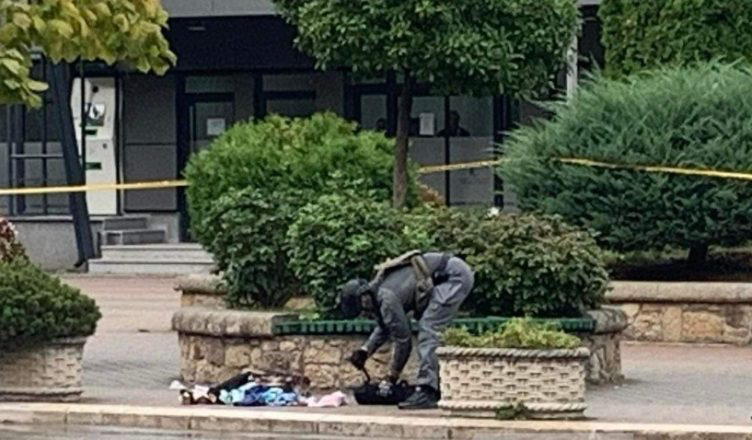 Alarmohet policia e Kosovës, gjendet një valixhe e dyshimtë në oborrin e Komunës së Mitrovicës IMG 8589