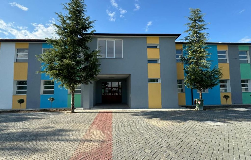 Rama ndan pamje nga një tjetër shkollë e rikonstruktuar me kushte moderne IMG 8672
