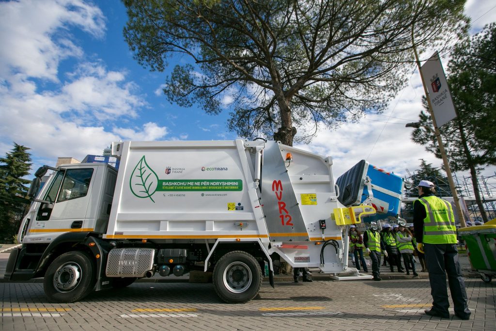 “Eco Tirana” pastron qytetin, Veliaj inspekton punën e kompanisë gjatë natës Veliaj gjate prezantimit te Eco Tiranes 2