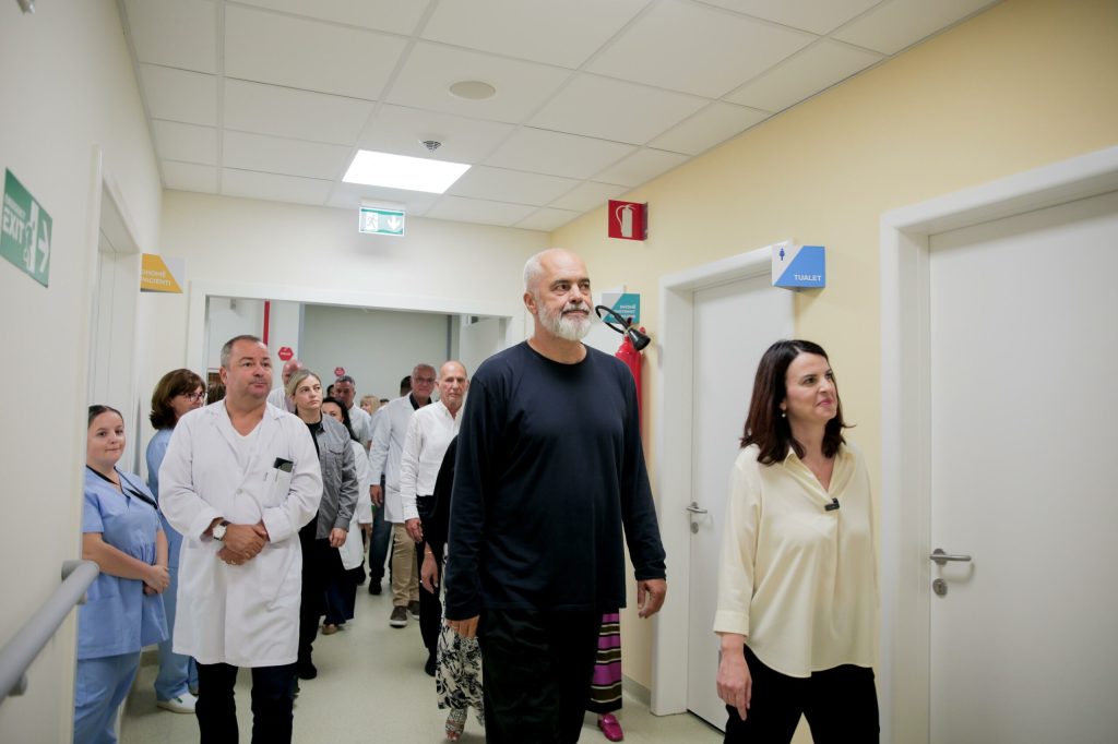 Kryeministri Edi Rama ndan pamjet nga spitali ditor në QSUT: Risi me trajtime të specializuara WhatsApp Image 2024 08 29 at 3.17.17 PM scaled 1
