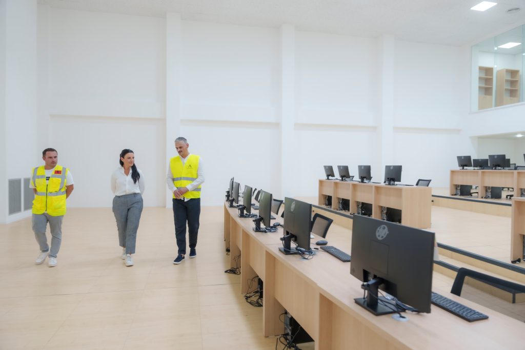 Balluku inspekton Qendrën Kombëtare të Monitorimit të Trafikut: Do të nisim me monitorimin e 200 kilometrave të parë WhatsApp Image 2024 09 05 at 14.00.10