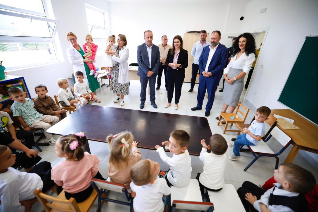 FOTO/ Muzhaqi dhe Mazniku në Përrenjas për nisjen e vitit të ri shkollor 1 WhatsApp Image 2024 09 09 at 15.55.36 2
