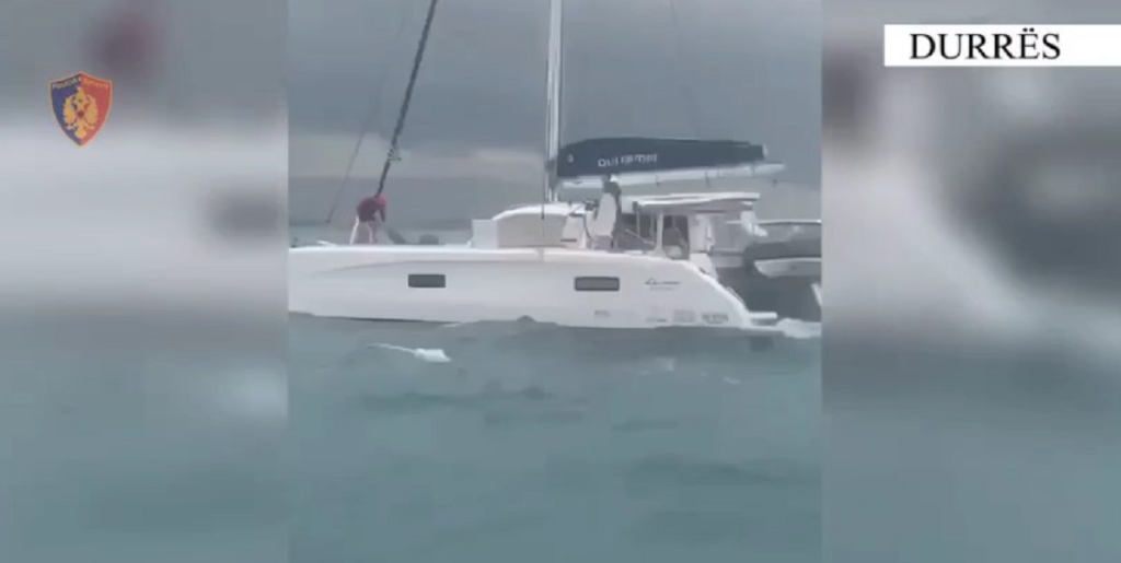 Durrës/ Mjeti lundrues rrezikoi të fundosej, Policia u shpëton jetën 4 turistëve durres 1
