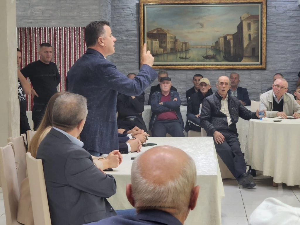Flamur Noka në Peshkopi me Mziun mbledhin demokratët: Protesta të vazhdueshme për qeveri teknike noka
