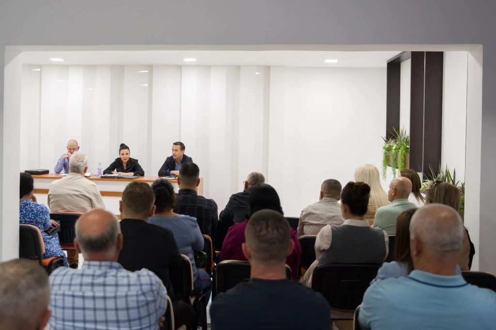 FOTO/ Balluku takim me socialistët në Fier: Një strukturë kompakte dhe e përkushtuar, baza e suksesit të PS-së 5 461961513 967121462122521 3910259701517313644 n