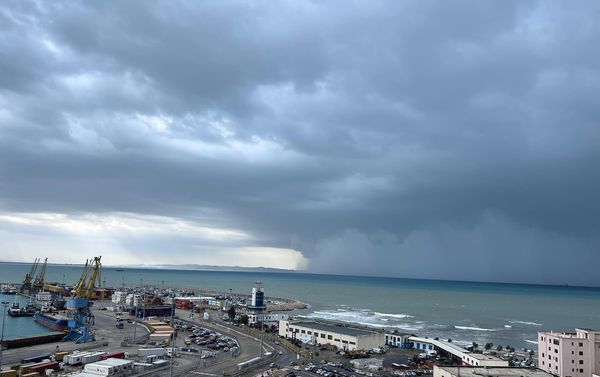 Moti i keq vonon nisjen e trageteve në Durrës 462087760 18121990198382982 2985447874253882762 n