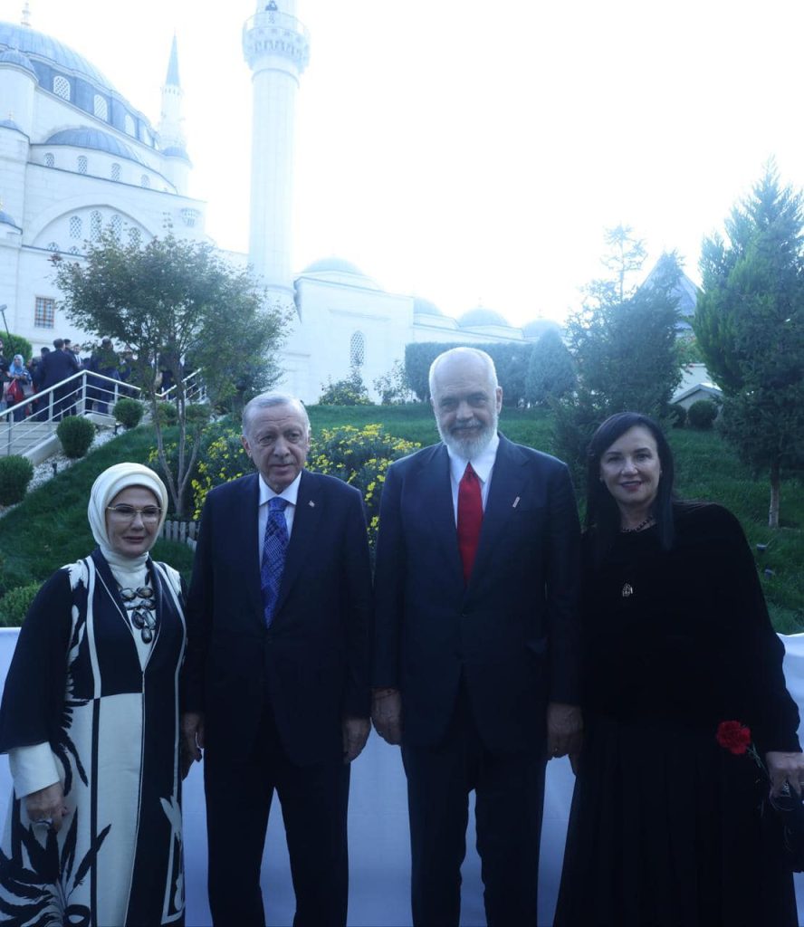 Një ditë pas vizitës së Erdogan në Tiranë, Rama ndan fotot e takimit 462671459 1094323192063341 8913944415361655065 n