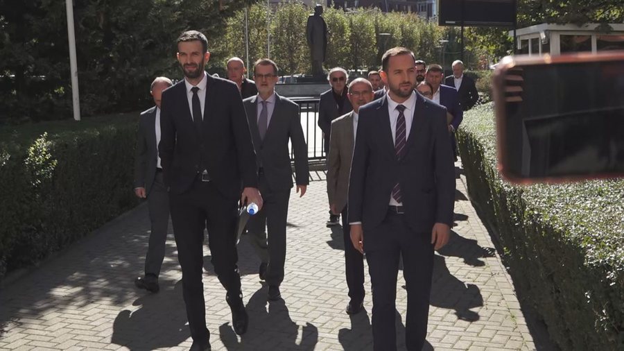 2 deputetë braktisin Albin Kurtin 900 0 1727795137xikin deputetet e vv frame 245 962