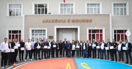 23 oficerë shqiptarë përfundojnë kursin e ICITAP për hetimin e krimit, ambasada e SHBA: Rriten aftësitë e Policisë Gjyqësore IMG 9079