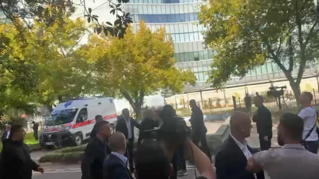 Garda bllokon edhe mediat të hyjnë në Kuvend IMG 9434
