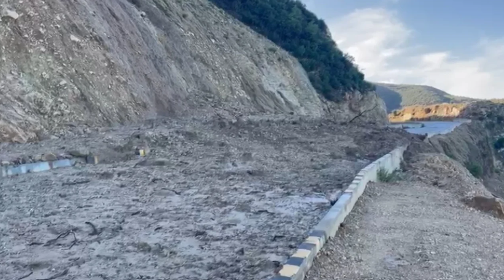 Moti i keq shkakton rrëshqitje dheu në bypass-in e Vlorës, bllokohet rruga Screenshot 2024 10 05 101629