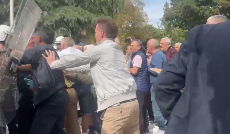 Demokratët shtyjnë FNSH, përplasje e fortë mes tyre dhe policisë Screenshot 2 27 752x440 1