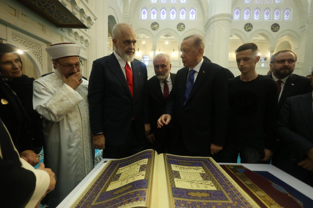 Imami i Xhamisë së Namazgjasë, Teqja tregon dhuratën e veçantë nga Erdogan: U preka që në momentin… 1 WhatsApp Image 2024 10 10 at 19.34.38