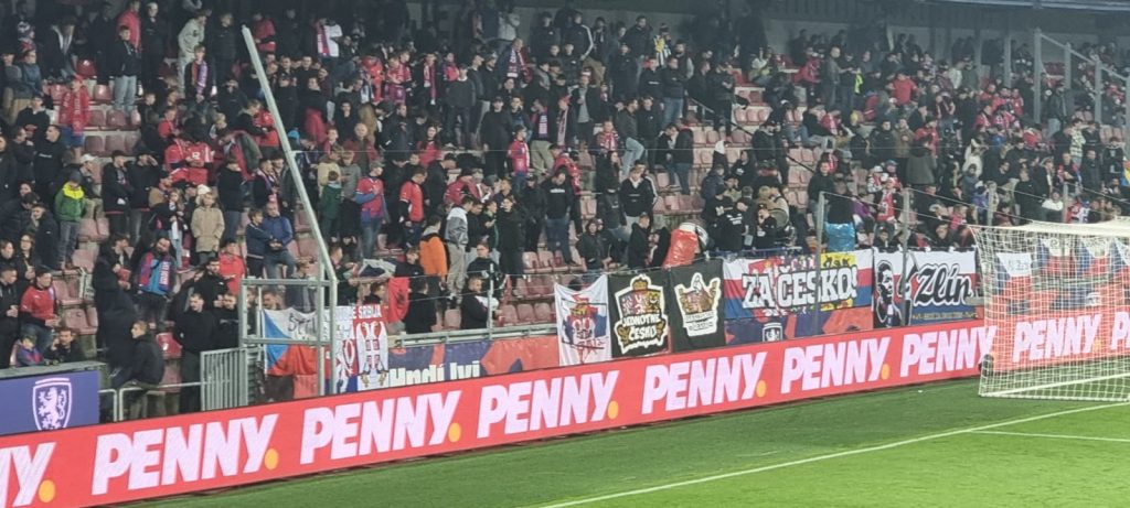 FOTO/ Situata në stadium “Epet Arena”, tifozat shqiptarë detyrojnë ultrasit që të heqin flamujt kokëposhtë WhatsApp Image 2024 10 11 at 21.45.51