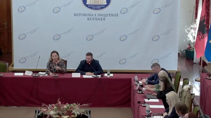 VIDEO/ Debate në komisionin hetimor për konçensionet në shëndetësi. Albana Vokshi i hedh mikrofonin Plarent Ndrecës albana