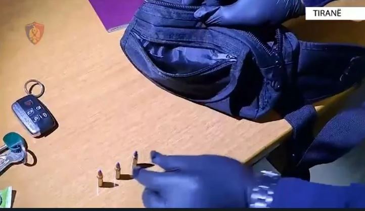 Lëvizte me armë nëpër Tiranë, arrestohet 30-vjeçari në Laprakë arme