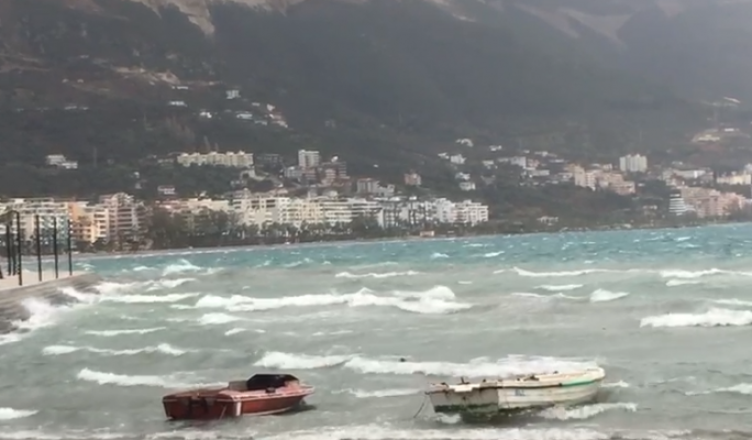 Moti i keq, pezullohet lundrimi i mjeteve të vogla në Vlorë motiii 752x440 1 684x400 1