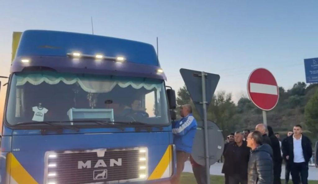 Bllokimi në Rrogozhinë, protestuesi hipën mbi kamion: Thuaj Rama ik! protesdta