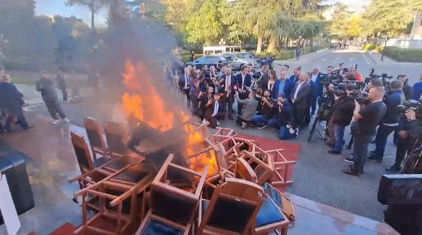 Deputetët e opozitës gjobë për djegien e karrigeve në Kuvend zjarr karrige kuvend pd