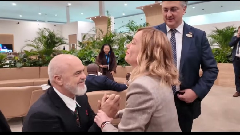 I ulet në gjunjë dhe e përqafon, ja veprimi i Ramës për Melonin 1731504224 ramameloni