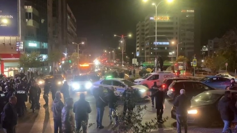 Protestuesit sherr me deputetët: Pse na thirrët, e hapët rrugën 1 1732639197 qarkullimi transformed