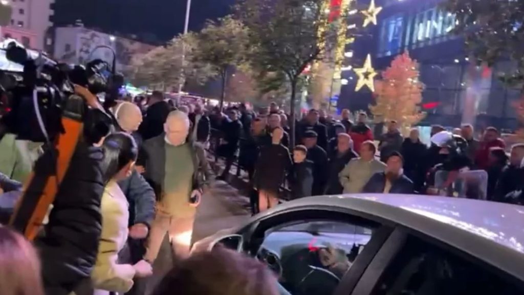 Protestuesit sherr me deputetët: Pse na thirrët, e hapët rrugën Capture 68