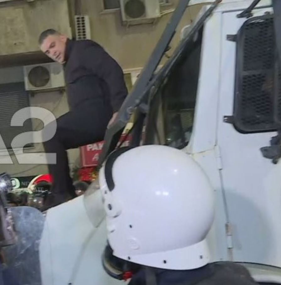 Blushi mbi autobot, policia hedh gaz lotsjellës tek sheshi ''Wilson'' 1 Capture 69