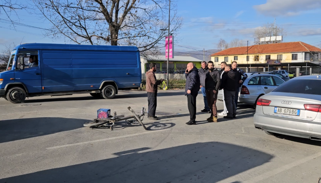 Aksident në Korçë, automjeti përplas drejtuesin e biçikletës IMG 9995