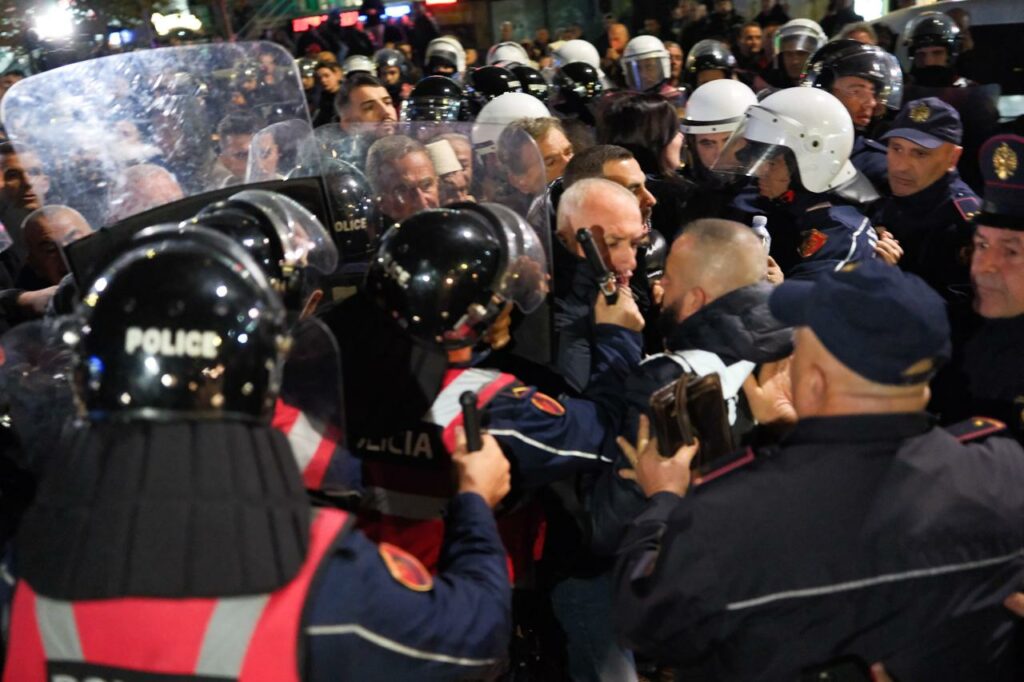 Dy protestues në burg, 64 hetohen në liri. Procedohen 15 deputetë WhatsApp Image 2024 11 26 at 17.17.06 1024x682 1