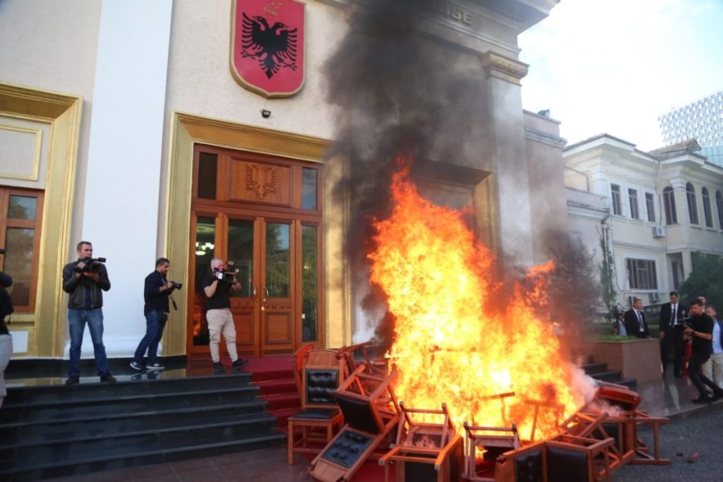 Zjarri ne Kuvend 1140x760 1