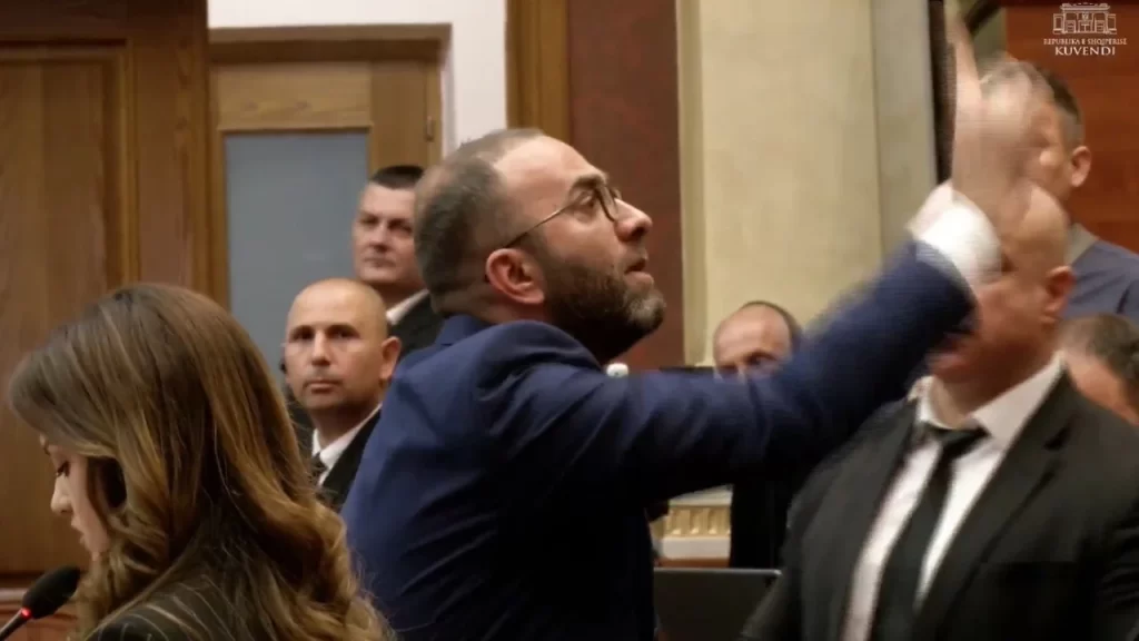 Deputetët e PD-së të indinjuar, i afrohen foltores në Kuvend foltore sd