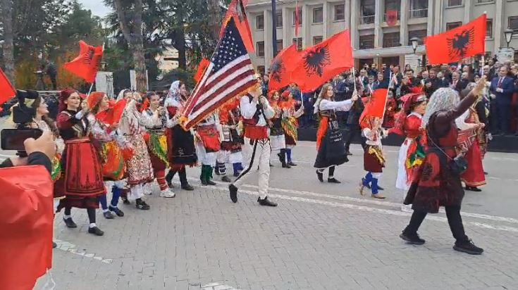 Tirana mikpret për herë të dytë “Paradën e Shqiptarëve” parada 1