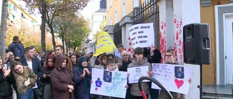 “Turp!”, shoqja e klasës së Martinit me lot në sy prote