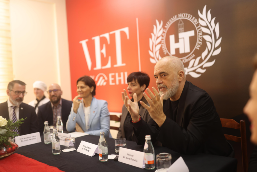 VIDEO/ Shkolla Hoteleri-Turizmit, Rama: Krenari për standardet Edi Rama ne shkollen hoteleri turizem 1024x683 1