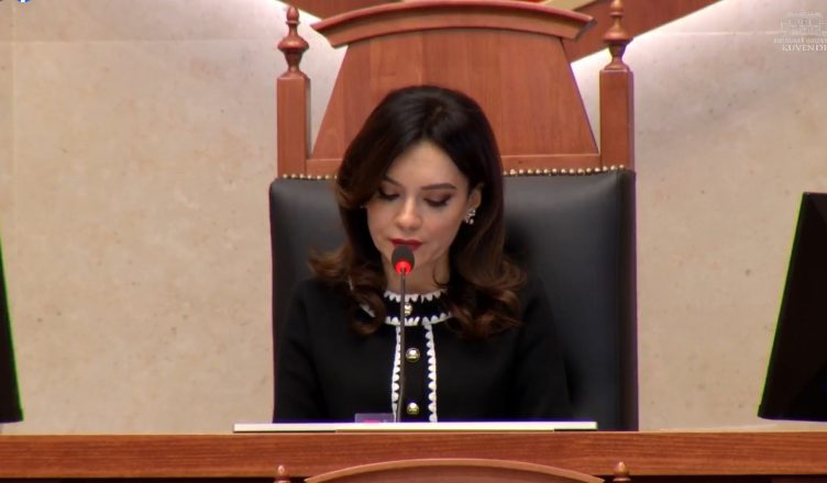 Mazhoranca rrëzon dy amendamentet e Sali Berishës IMG 0097