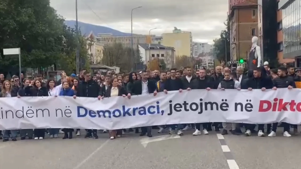 Forumi rinor i PD protestë para kryeministrisë IMG 0294