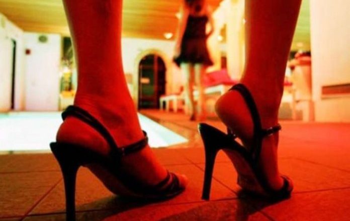 Shfytëzim prostitucioni, arrestohet 23-vjeçarja në Elbasan auto ProstitucionMeTeMitura 659x414 587x3961540811801 1 696x440 1
