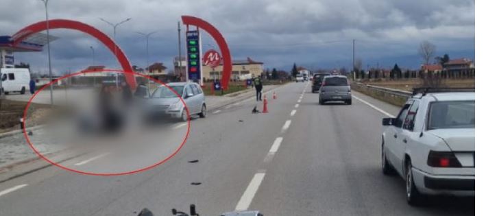 Shoferi i makinës përplas motoçiklistin në Korçë makin