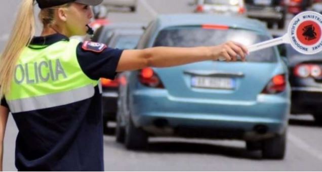 Tentuan të korruptonin efektivët, e pësojnë dy persona në Durrës policia rrugore 1