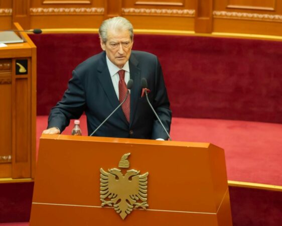 Berisha: Unë përfaqësoj socialistët më shumë se ju sali berisha ne kuvend 4 562x450 1