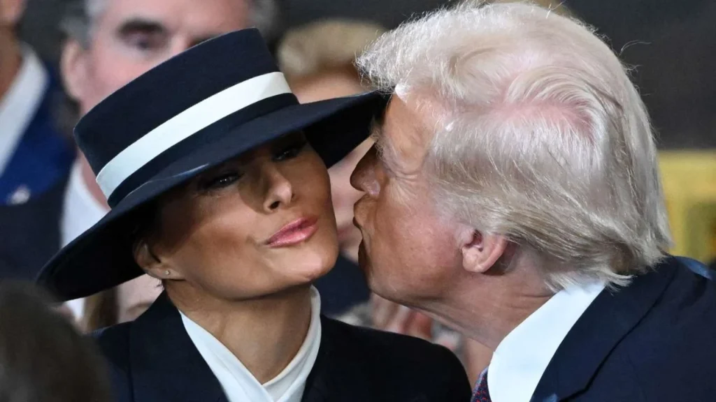Momenti kur Trump tenton të puthë Melanian gjatë ceremonisë së inaugurimit, por nuk e le kapelja 0 2025 01 20T200919
