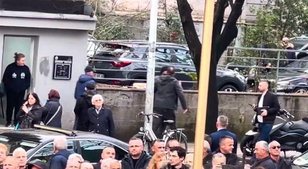 Homazhet për Kryepeshkopin Anastas Janullatos/ Qytetari “Rroftë Çamëria” Mitsotakis. Momenti kur Sigurimi e largon me forcë 68abd903 839a 479c a8fc b50c8ac6c598