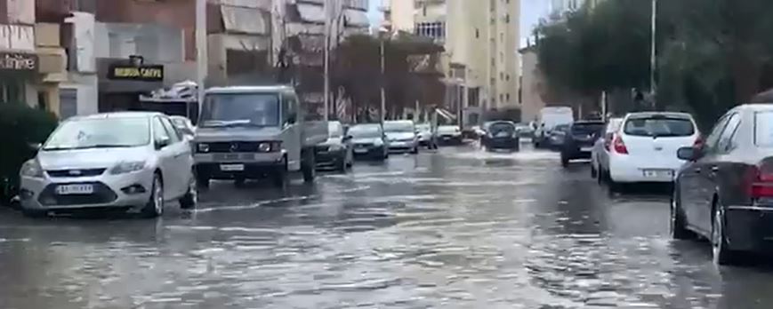 Moti i keq shkakton probleme në Vlorë, përmbyten rrugët Capture 30