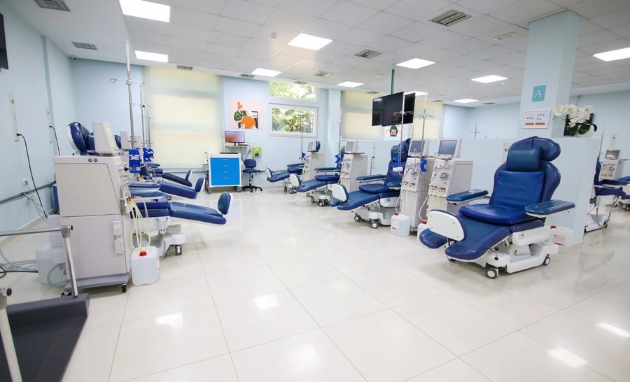 Korçë/ Hyri në repartin e dializës me bidon benzine dhe kërcënon stafin IMG 1061
